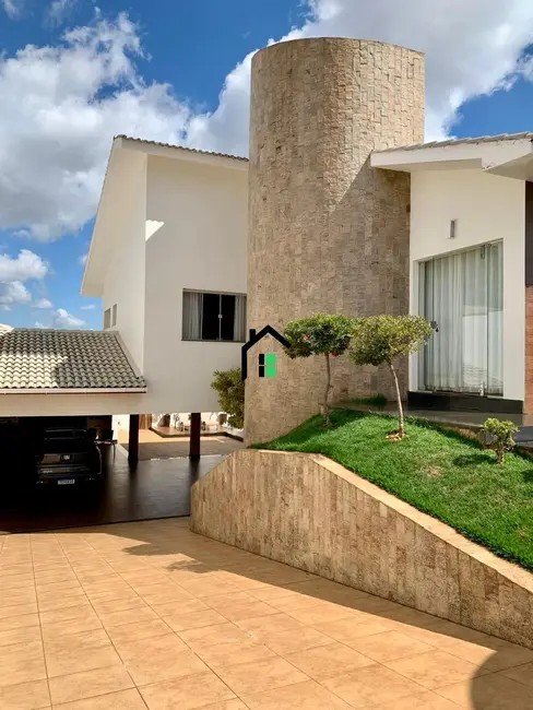 Casa com 3 quartos à venda, 270m2 em Aurélio Caixeta, Patos De Minas - MG - imagem 2 Foto 2 de Casa com 3 quartos à venda, 270m2 em Aurélio Caixeta, Patos De Minas - MG