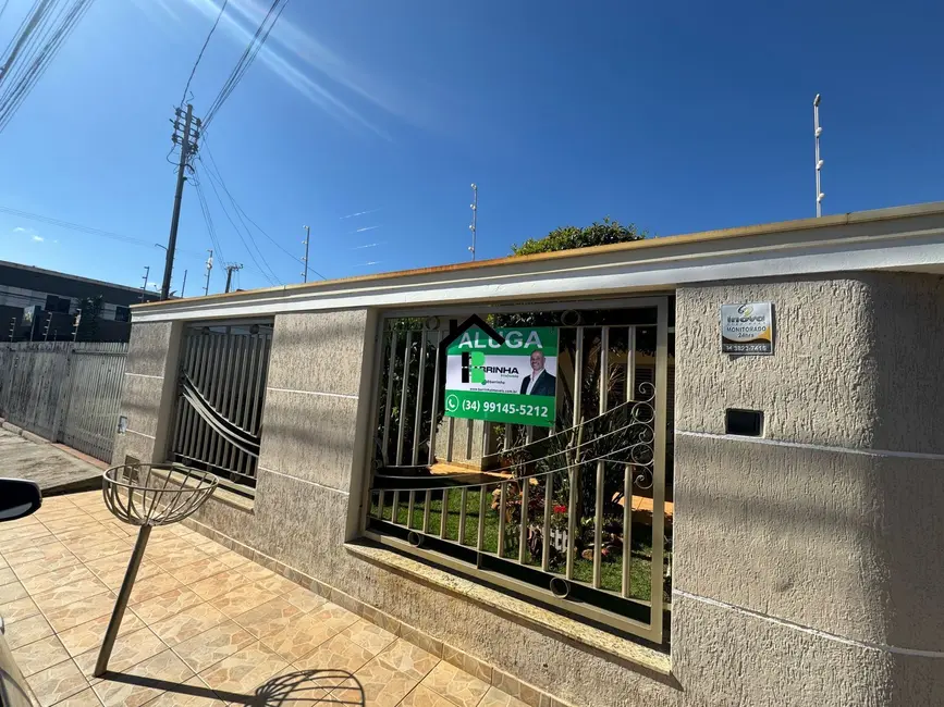 Foto 1 de Casa com 5 quartos para alugar, 250m2 em Sobradinho, Patos De Minas - MG