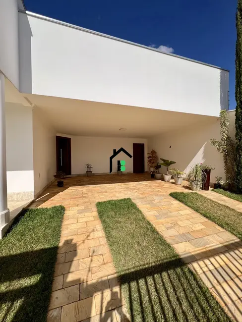 Casa com 4 quartos à venda, 213m2 em Sobradinho, Patos De Minas - MG - imagem 2 Foto 2 de Casa com 4 quartos à venda, 213m2 em Sobradinho, Patos De Minas - MG