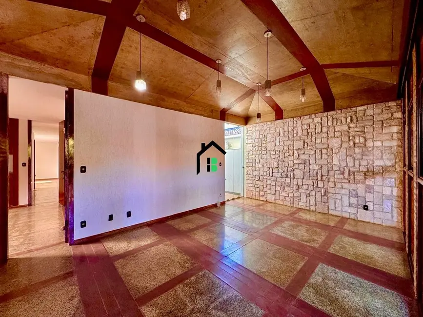 Foto 1 de Casa com 4 quartos para alugar, 249m2 em Sobradinho, Patos De Minas - MG