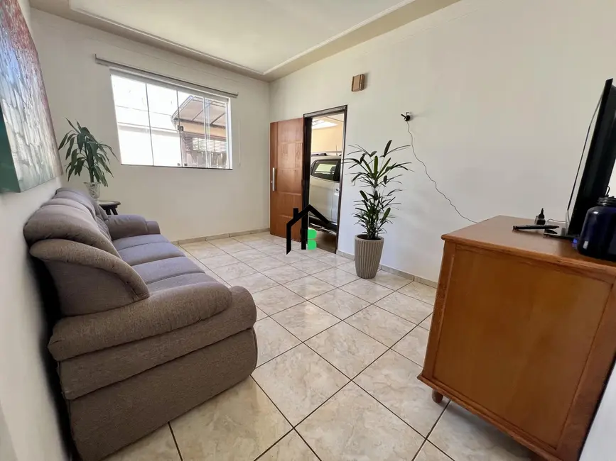 Casa com 4 quartos à venda, 121m2 em Brasil, Patos De Minas - MG - imagem 3 Foto 3 de Casa com 4 quartos à venda, 121m2 em Brasil, Patos De Minas - MG