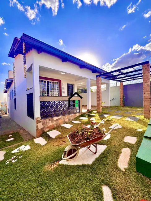 Casa com 3 quartos à venda, 233m2 em Caramuru, Patos De Minas - MG - imagem 1 Foto 1 de Casa com 3 quartos à venda, 233m2 em Caramuru, Patos De Minas - MG