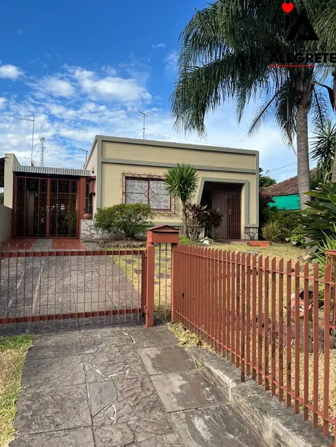 Casa com 3 quartos para alugar, 400m2 em Centro, Alegrete - RS - imagem 1 Foto 1 de Casa com 3 quartos para alugar, 400m2 em Centro, Alegrete - RS