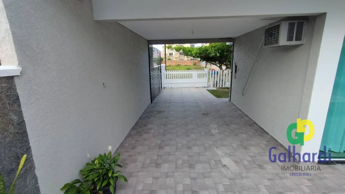 Foto 3 de Casa com 4 quartos à venda, 375m2 em Itapoa - SC