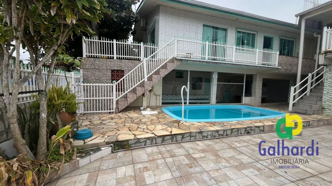Sobrado com 7 quartos à venda, 450m2 em Itapoa - SC - imagem 6 Foto 6 de Sobrado com 7 quartos à venda, 450m2 em Itapoa - SC