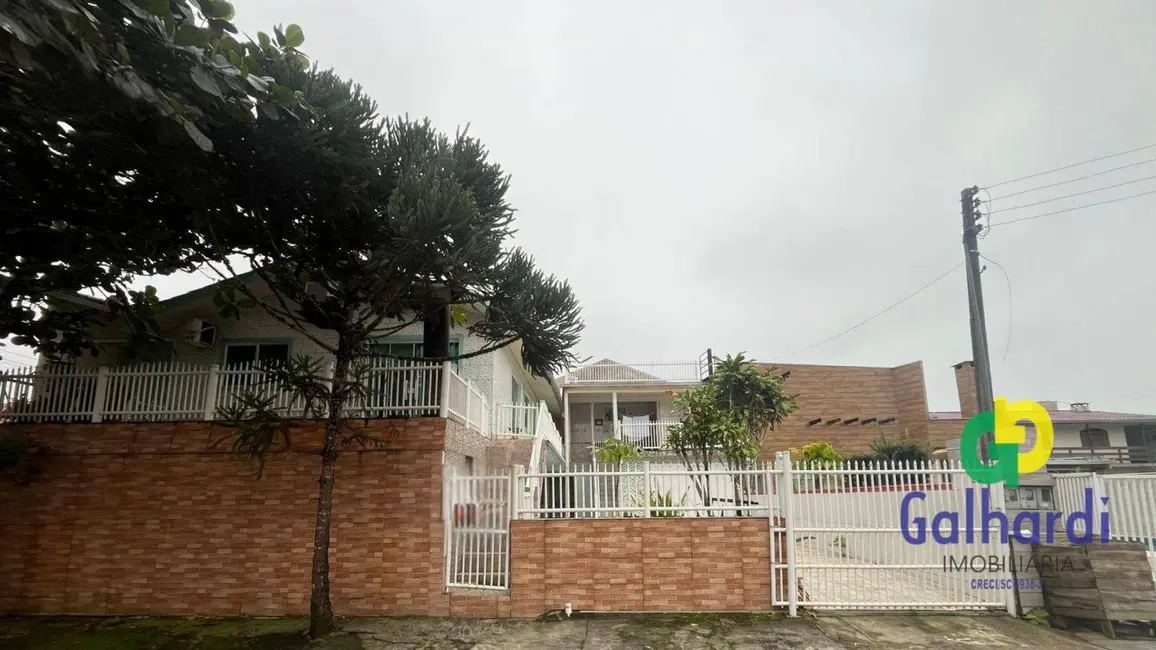 Sobrado com 7 quartos à venda, 450m2 em Itapoa - SC - imagem 5 Foto 5 de Sobrado com 7 quartos à venda, 450m2 em Itapoa - SC