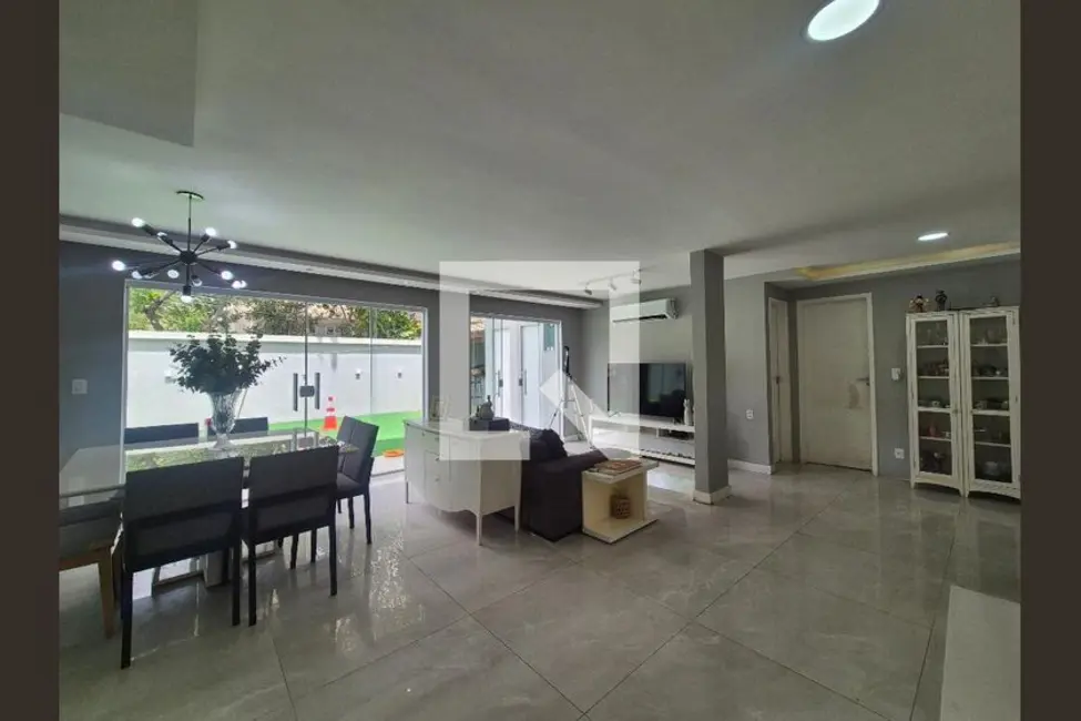 Foto 1 de Casa com 5 quartos à venda, 350m2 em Rio De Janeiro - RJ