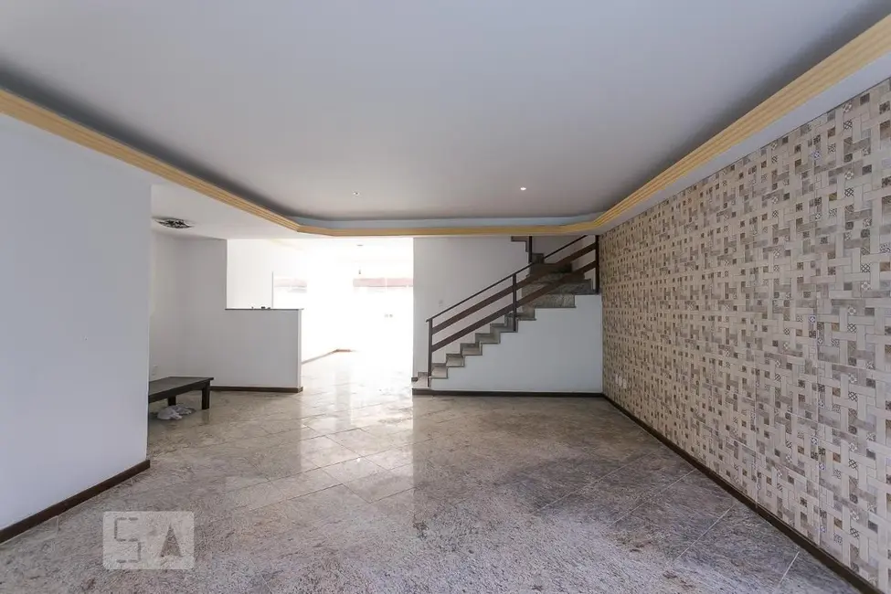 Foto 2 de Casa com 4 quartos à venda, 240m2 em Rio De Janeiro - RJ