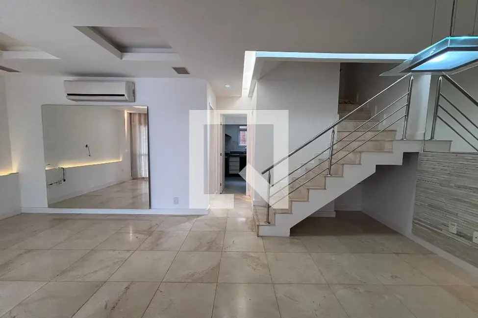 Casa de Condomínio com 4 quartos à venda, 240m2 em Rio De Janeiro - RJ - imagem 5 Foto 5 de Casa de Condomínio com 4 quartos à venda, 240m2 em Rio De Janeiro - RJ