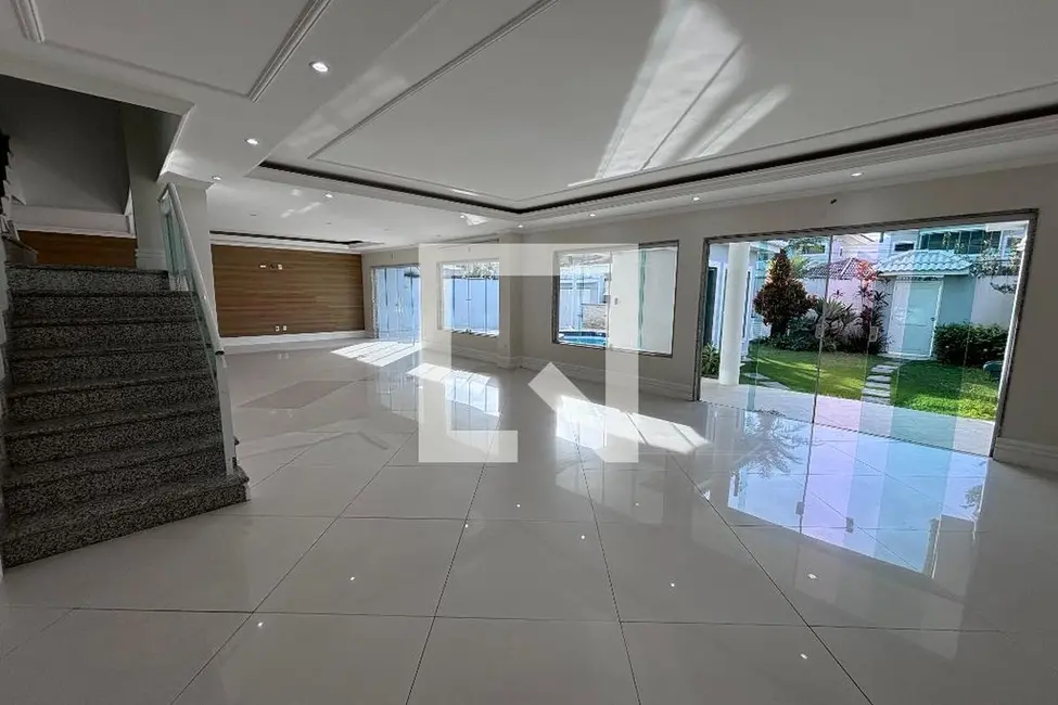 Casa de Condomínio com 6 quartos à venda, 580m2 em Rio De Janeiro - RJ - imagem 3 Foto 3 de Casa de Condomínio com 6 quartos à venda, 580m2 em Rio De Janeiro - RJ