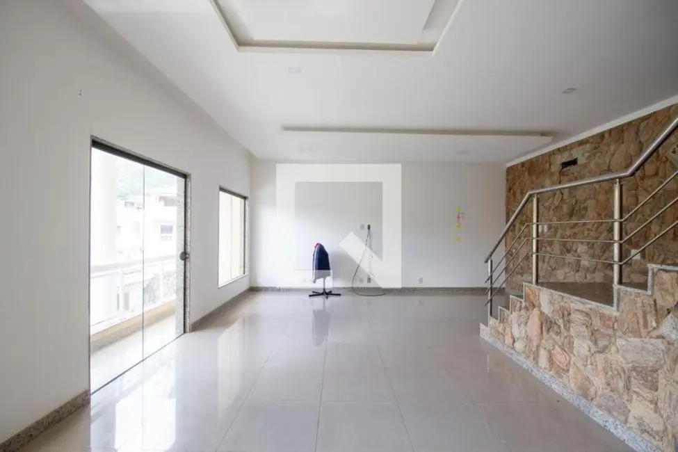 Casa de Condomínio com 3 quartos à venda, 350m2 em Rio De Janeiro - RJ - imagem 2 Foto 2 de Casa de Condomínio com 3 quartos à venda, 350m2 em Rio De Janeiro - RJ