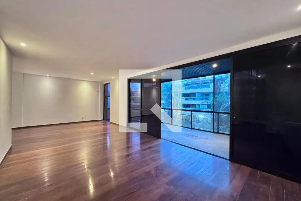 Apartamento com 3 quartos à venda, 200m2 em Rio De Janeiro - RJ - imagem 2 Foto 2 de Apartamento com 3 quartos à venda, 200m2 em Rio De Janeiro - RJ