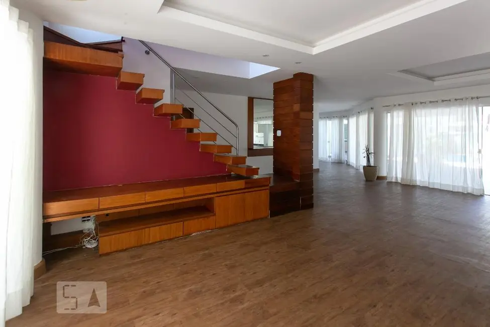 Casa de Condomínio com 5 quartos à venda, 540m2 em Rio De Janeiro - RJ - imagem 2 Foto 2 de Casa de Condomínio com 5 quartos à venda, 540m2 em Rio De Janeiro - RJ