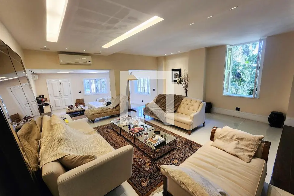 Casa com 6 quartos à venda, 600m2 em Laranjeiras, Rio De Janeiro - RJ - imagem 2 Foto 2 de Casa com 6 quartos à venda, 600m2 em Laranjeiras, Rio De Janeiro - RJ