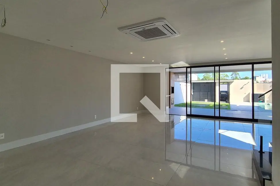 Casa de Condomínio com 4 quartos à venda, 450m2 em Rio De Janeiro - RJ - imagem 3 Foto 3 de Casa de Condomínio com 4 quartos à venda, 450m2 em Rio De Janeiro - RJ