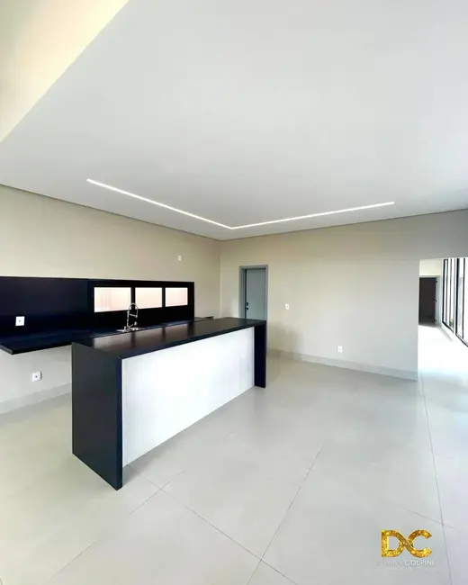 Foto 9 de Casa de Condomínio com 3 quartos à venda, 230m2 em Petrópolis, Varzea Grande - MT