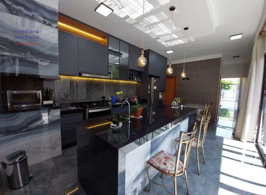 Foto 1 de Casa com 3 quartos à venda, 253m2 em Fernandopolis - SP