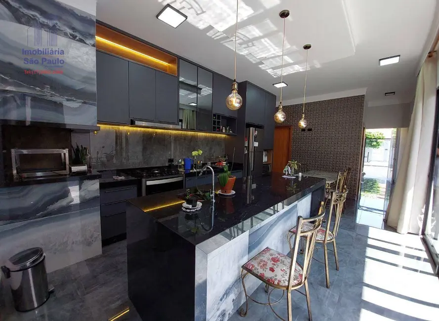 Foto 1 de Casa com 3 quartos à venda, 253m2 em Fernandopolis - SP