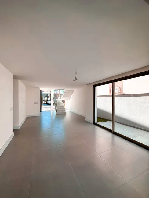 Casa com 4 quartos à venda, 252m2 em Papagaio, Feira De Santana - BA - imagem 3 Foto 3 de Casa com 4 quartos à venda, 252m2 em Papagaio, Feira De Santana - BA