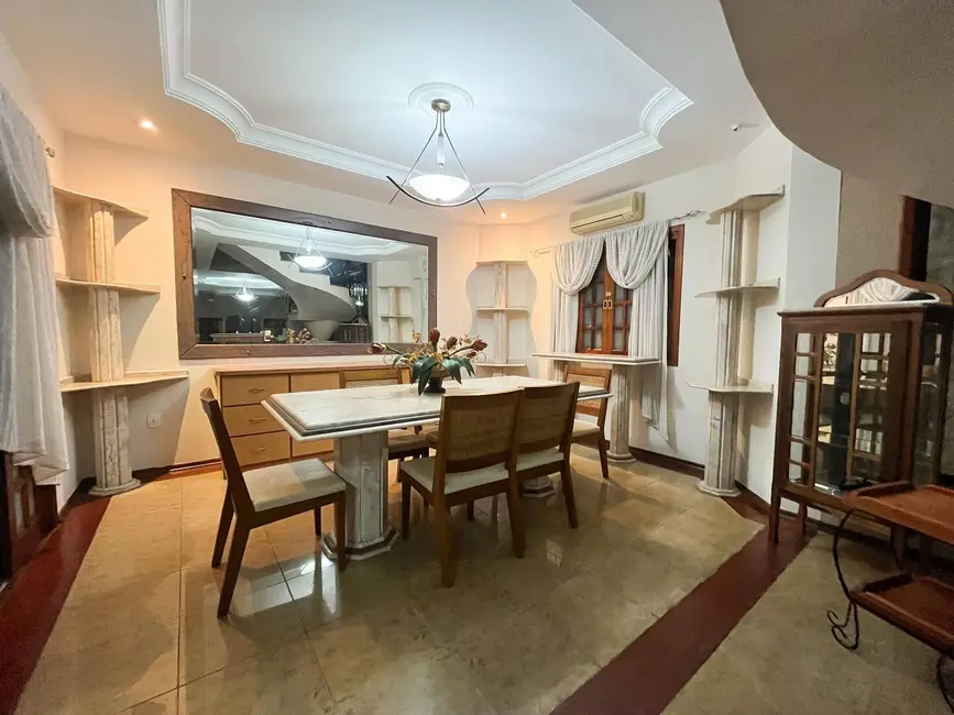 Foto 5 de Casa com 4 quartos para alugar, 322m2 em Sao Jose Dos Campos - SP