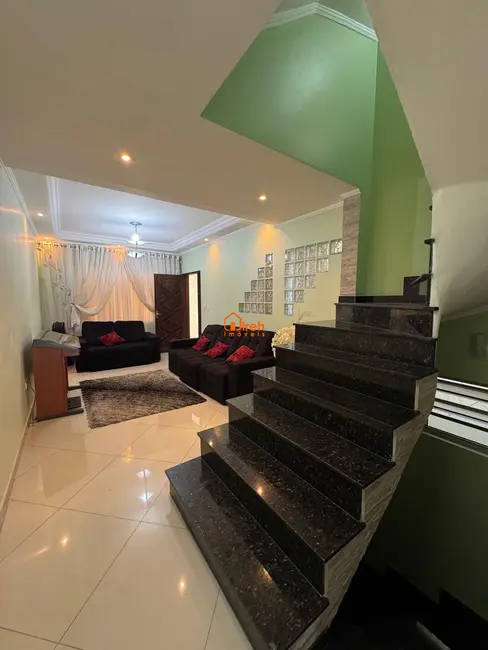 Sobrado com 4 quartos à venda, 302m2 em Parque São Vicente, Maua - SP - imagem 6 Foto 6 de Sobrado com 4 quartos à venda, 302m2 em Parque São Vicente, Maua - SP