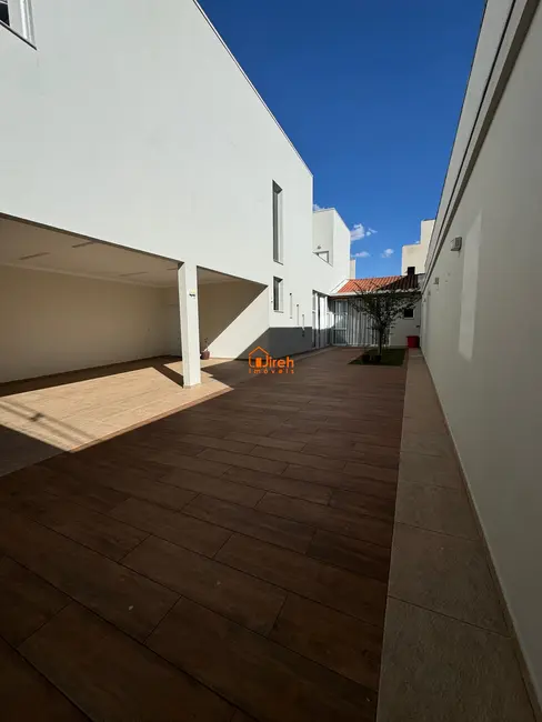 Sobrado com 3 quartos à venda, 252m2 em Parque São Vicente, Maua - SP - imagem 4 Foto 4 de Sobrado com 3 quartos à venda, 252m2 em Parque São Vicente, Maua - SP