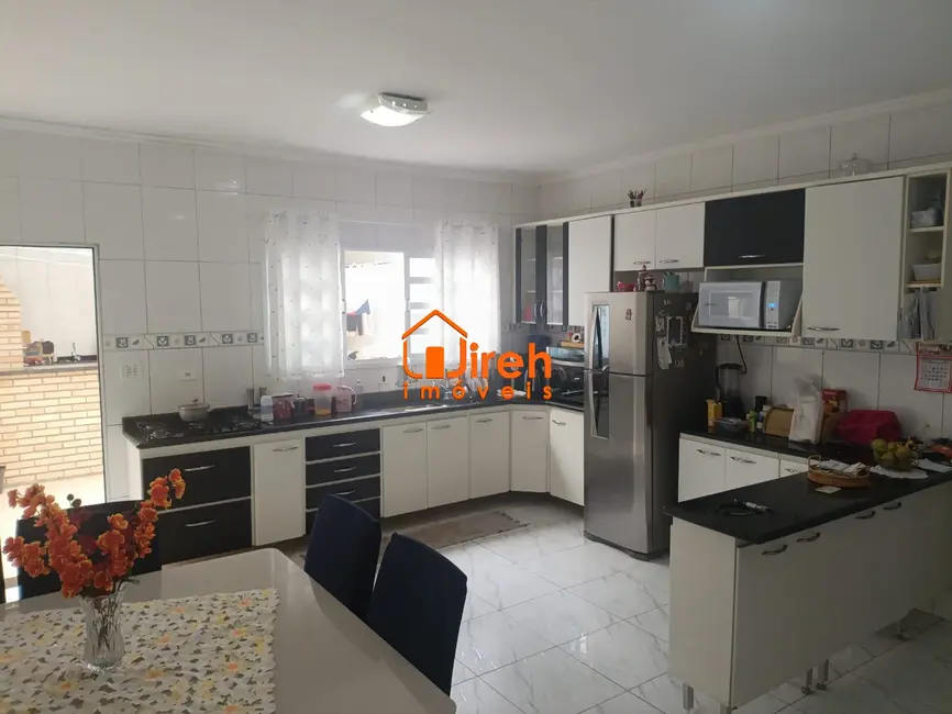 Sobrado com 3 quartos à venda, 185m2 em Jardim Guapituba, Maua - SP - imagem 4 Foto 4 de Sobrado com 3 quartos à venda, 185m2 em Jardim Guapituba, Maua - SP