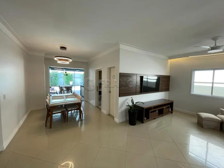 Foto 2 de Casa de Condomínio com 3 quartos à venda, 200m2 em Jacarei - SP