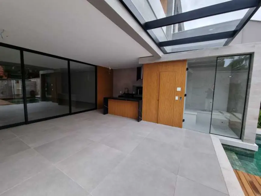 Casa de Condomínio com 4 quartos à venda, 480m2 em Rio De Janeiro - RJ - imagem 4 Foto 4 de Casa de Condomínio com 4 quartos à venda, 480m2 em Rio De Janeiro - RJ