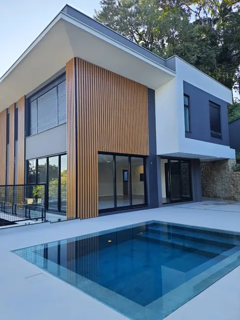 Casa com 3 quartos à venda, 309m2 em América, Joinville - SC - imagem 7 Foto 7 de Casa com 3 quartos à venda, 309m2 em América, Joinville - SC