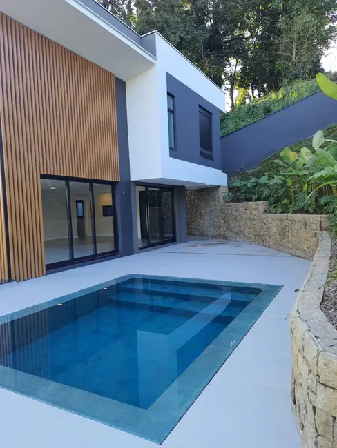 Casa com 3 quartos à venda, 309m2 em América, Joinville - SC - imagem 6 Foto 6 de Casa com 3 quartos à venda, 309m2 em América, Joinville - SC