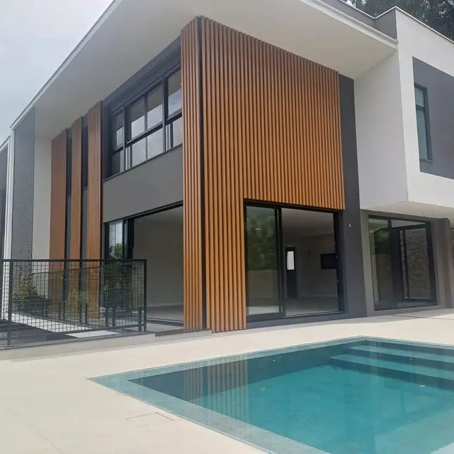 Casa com 3 quartos à venda, 309m2 em América, Joinville - SC - imagem 5 Foto 5 de Casa com 3 quartos à venda, 309m2 em América, Joinville - SC
