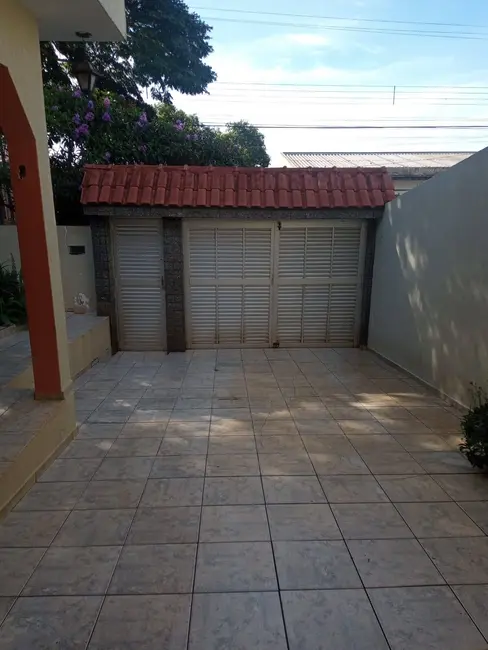 Casa com 3 quartos à venda, 160m2 em Conjunto Águias, Arapongas - PR - imagem 2 Foto 2 de Casa com 3 quartos à venda, 160m2 em Conjunto Águias, Arapongas - PR