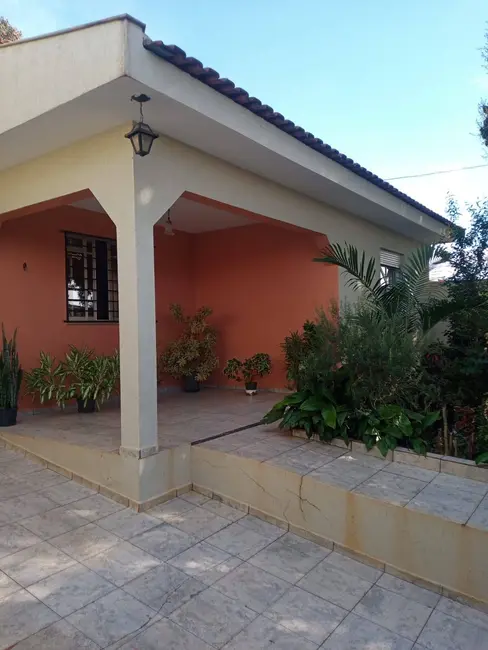 Casa com 3 quartos à venda, 160m2 em Conjunto Águias, Arapongas - PR - imagem 3 Foto 3 de Casa com 3 quartos à venda, 160m2 em Conjunto Águias, Arapongas - PR