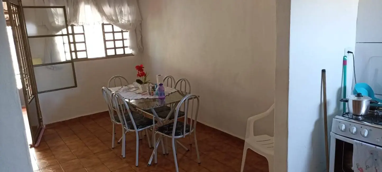 Casa com 4 quartos à venda, 200m2 em Jardim Aeroporto, Arapongas - PR - imagem 8 Foto 8 de Casa com 4 quartos à venda, 200m2 em Jardim Aeroporto, Arapongas - PR