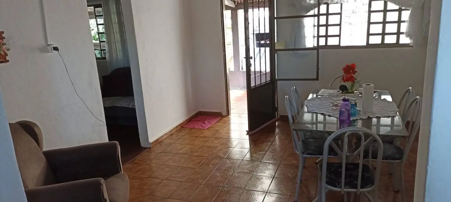Casa com 4 quartos à venda, 200m2 em Jardim Aeroporto, Arapongas - PR - imagem 4 Foto 4 de Casa com 4 quartos à venda, 200m2 em Jardim Aeroporto, Arapongas - PR