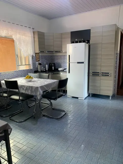 Casa com 3 quartos à venda, 541m2 em Centro, Arapongas - PR - imagem 2 Foto 2 de Casa com 3 quartos à venda, 541m2 em Centro, Arapongas - PR