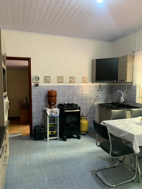 Casa com 3 quartos à venda, 541m2 em Centro, Arapongas - PR - imagem 5 Foto 5 de Casa com 3 quartos à venda, 541m2 em Centro, Arapongas - PR