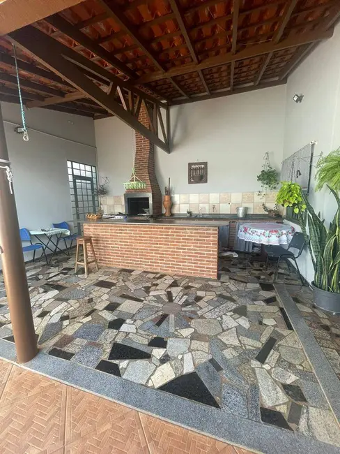 Casa com 3 quartos à venda, 270m2 em Jardim Portal das Flores, Arapongas - PR - imagem 4 Foto 4 de Casa com 3 quartos à venda, 270m2 em Jardim Portal das Flores, Arapongas - PR