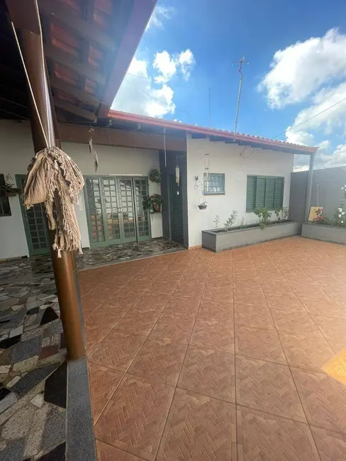 Casa com 3 quartos à venda, 270m2 em Jardim Portal das Flores, Arapongas - PR - imagem 5 Foto 5 de Casa com 3 quartos à venda, 270m2 em Jardim Portal das Flores, Arapongas - PR