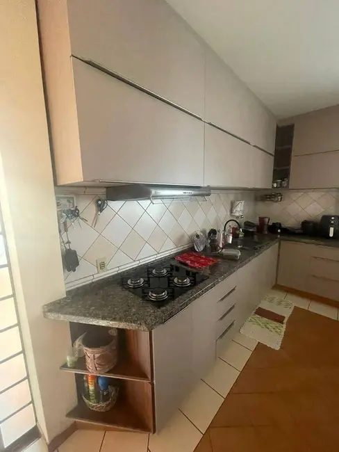 Casa com 3 quartos à venda, 270m2 em Jardim Portal das Flores, Arapongas - PR - imagem 6 Foto 6 de Casa com 3 quartos à venda, 270m2 em Jardim Portal das Flores, Arapongas - PR