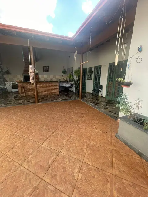 Casa com 3 quartos à venda, 270m2 em Jardim Portal das Flores, Arapongas - PR - imagem 3 Foto 3 de Casa com 3 quartos à venda, 270m2 em Jardim Portal das Flores, Arapongas - PR