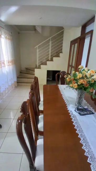 Sobrado com 3 quartos à venda, 120m2 em Conjunto Padre Bernardo Merckel, Arapongas - PR - imagem 5 Foto 5 de Sobrado com 3 quartos à venda, 120m2 em Conjunto Padre Bernardo Merckel, Arapongas - PR