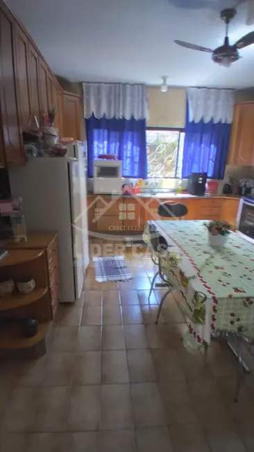 Casa com 3 quartos à venda, 362m2 em Centro, Arapongas - PR - imagem 9 Foto 9 de Casa com 3 quartos à venda, 362m2 em Centro, Arapongas - PR