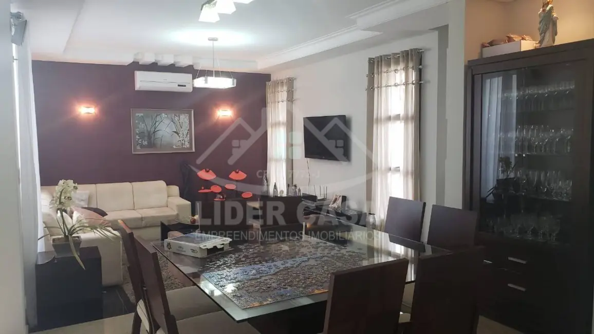 Casa com 3 quartos à venda, 305m2 em Centro, Arapongas - PR - imagem 5 Foto 5 de Casa com 3 quartos à venda, 305m2 em Centro, Arapongas - PR