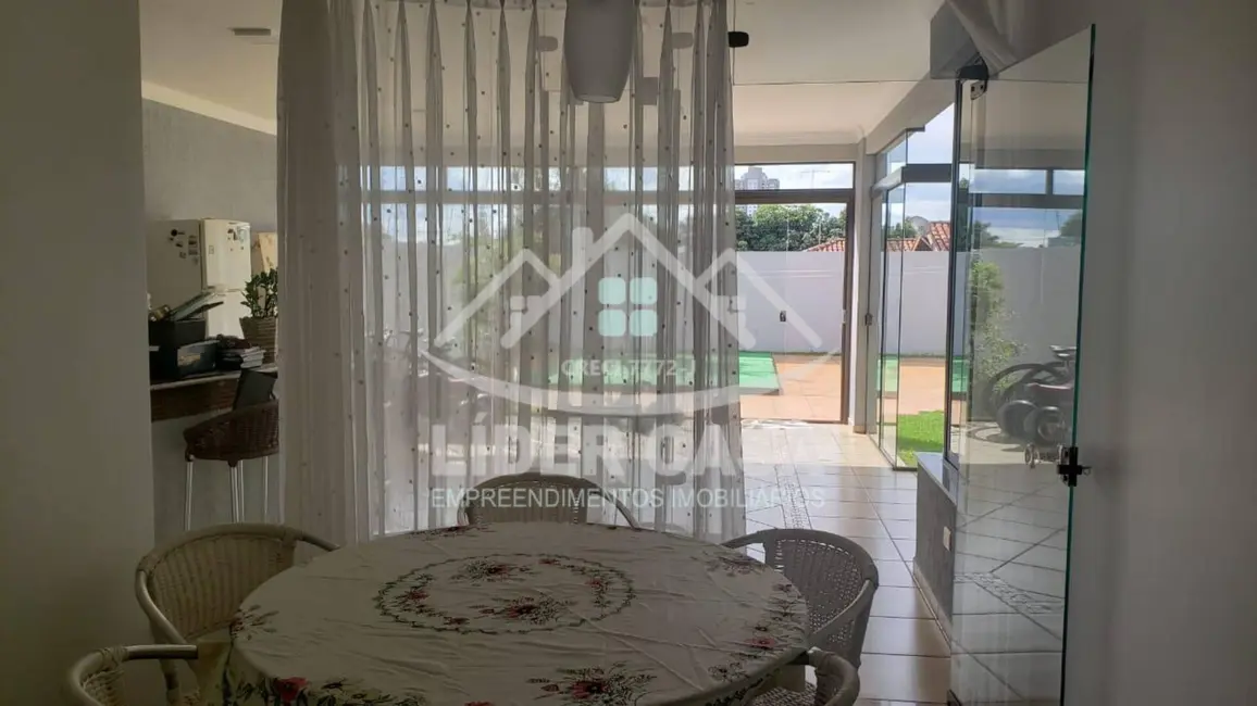 Casa com 3 quartos à venda, 305m2 em Centro, Arapongas - PR - imagem 9 Foto 9 de Casa com 3 quartos à venda, 305m2 em Centro, Arapongas - PR