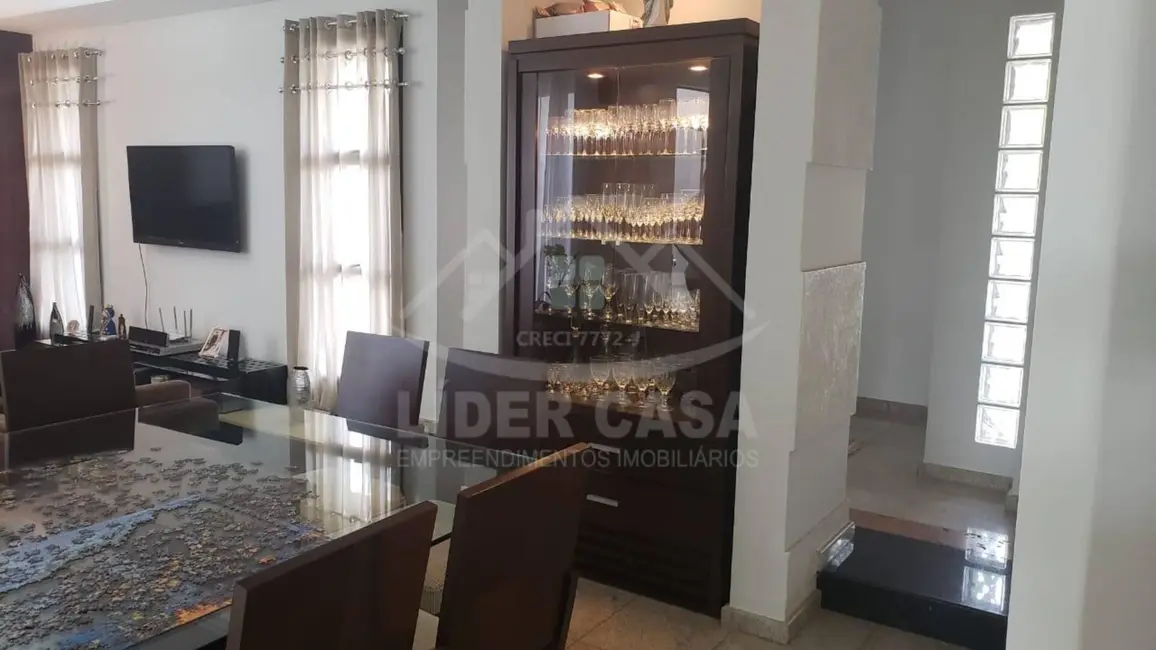 Casa com 3 quartos à venda, 305m2 em Centro, Arapongas - PR - imagem 7 Foto 7 de Casa com 3 quartos à venda, 305m2 em Centro, Arapongas - PR