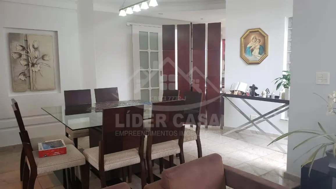 Casa com 3 quartos à venda, 305m2 em Centro, Arapongas - PR - imagem 8 Foto 8 de Casa com 3 quartos à venda, 305m2 em Centro, Arapongas - PR