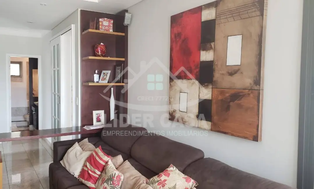 Casa com 3 quartos à venda, 305m2 em Centro, Arapongas - PR - imagem 4 Foto 4 de Casa com 3 quartos à venda, 305m2 em Centro, Arapongas - PR