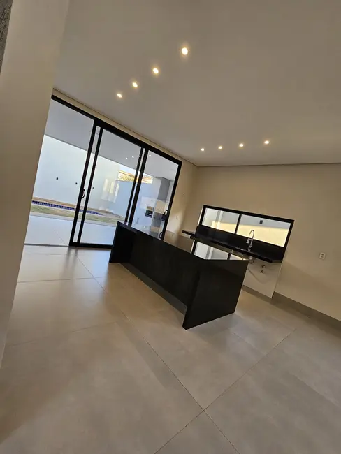 Foto 3 de Casa com 4 quartos à venda, 300m2 em Morada da Serra, Montes Claros - MG